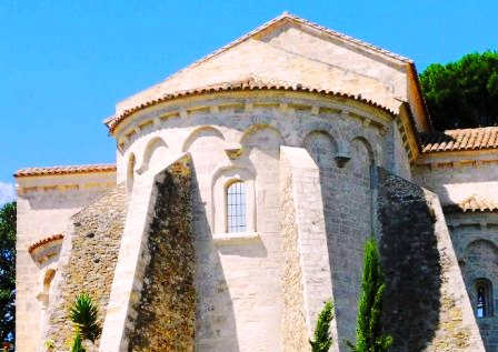 Церковь Святой Марии в Бесалу (Església de Santa Maria) (фото)