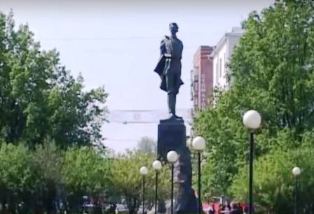 Памятник Максиму Горькому в Нижнем Новгороде (фото)
