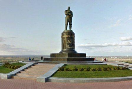 Памятник Валерию Чкалову в Нижнем Новгороде (фото)