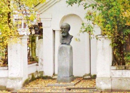 Памятник А.Ф.Писемскому в Костроме (фото)