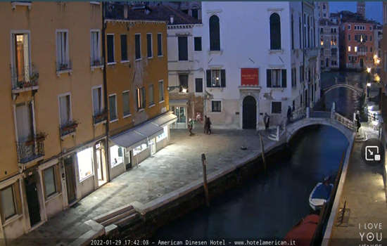 Веб-камера Венеции: вид на канал из отеля American Dinesen