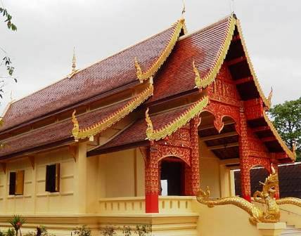 Храм Ват Нгам Муанг в Чианг-Рае