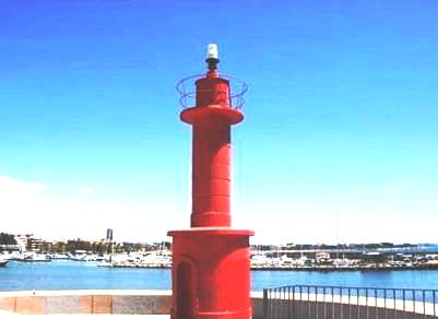 Красный маяк в Камбрильсе (El Faro Rojo) (фото)