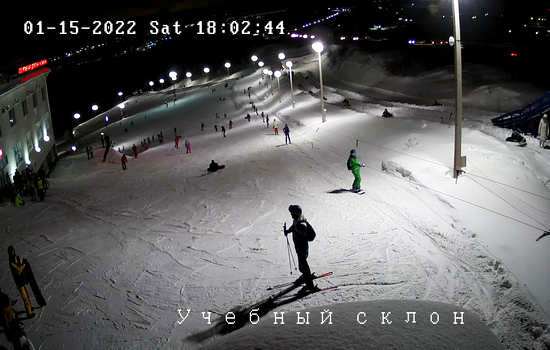 Веб камера Нижнего Новгорода: горнолыжный комплекс «Новинки», учебный склон