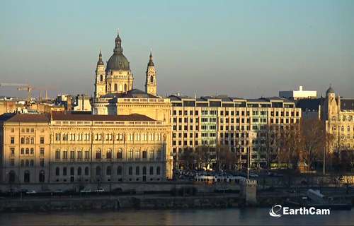 Веб-камера Будапешта: вид на набережную реки Дунай, отель Виктория