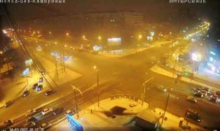 Веб-камера Челябинска: перекресток улиц Молодогвардейцев и Братьев Кашириных