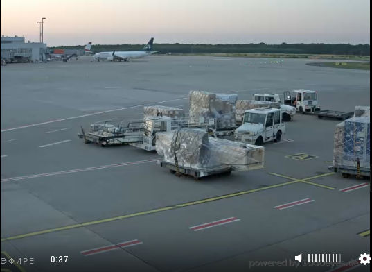 Вид на взлётную полосу из терминала 1