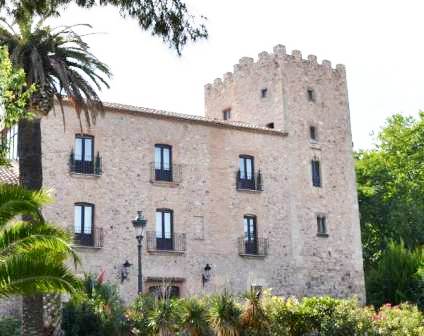 Замок Вилафортуни в Камбрильсе (Castell de Vilafortuny) (фото)